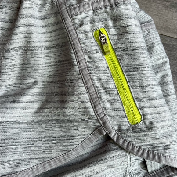 Lululemon Tracker Short II Wee Are From GRAY SPACE SILVER SPOON size 6 - Picture 4 of 5